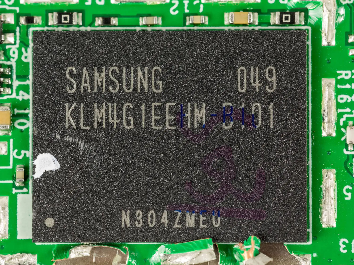 Samsung NAND flash memory chip on a circuit board